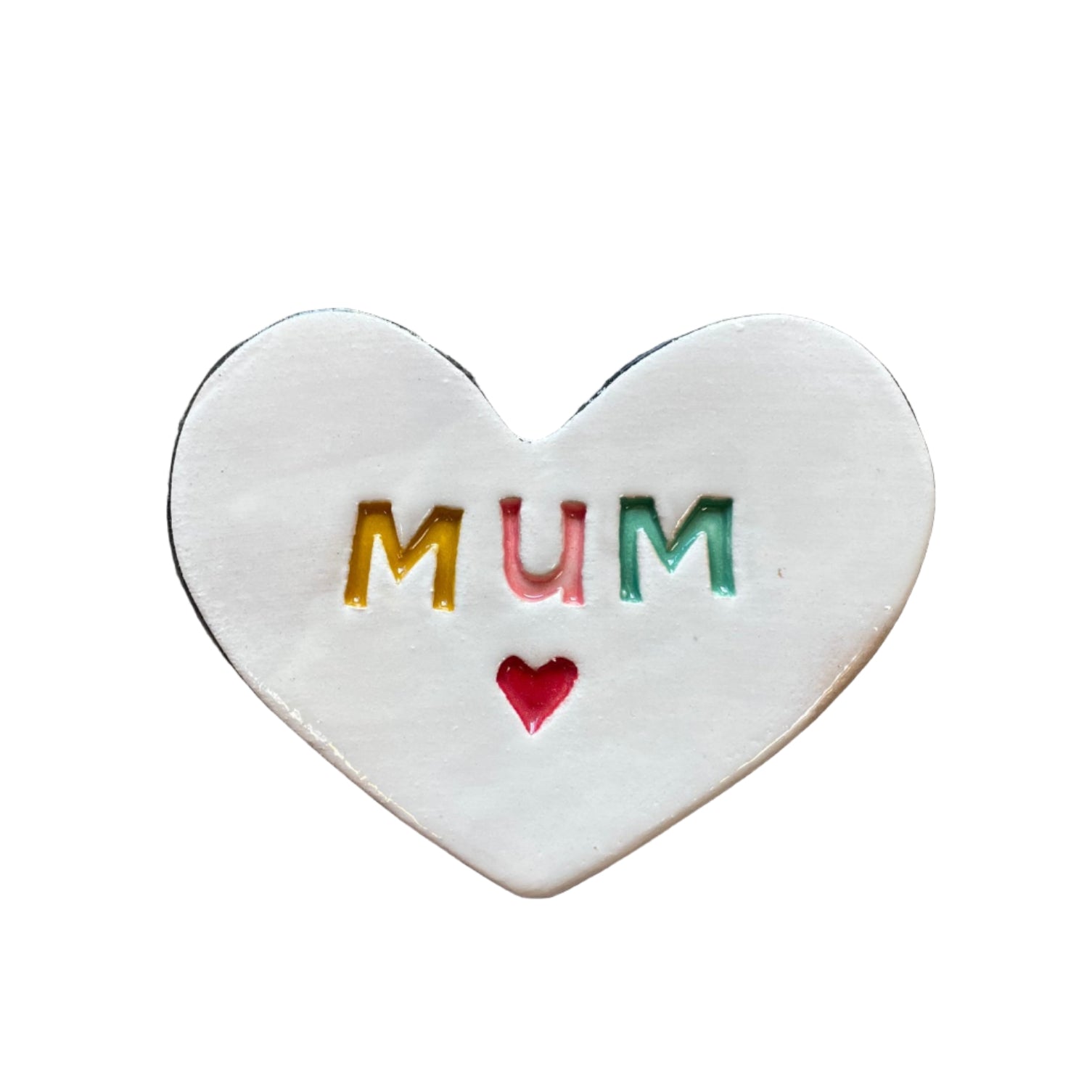 Heart-shaped ceramic with 'MUM' and a red heart 