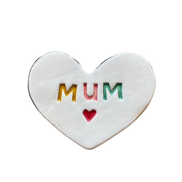 Heart-shaped ceramic with 'MUM' and a red heart 